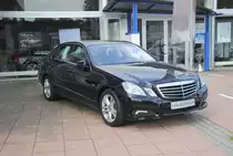 Neuer Mercedes E 350, vor einen Autohaus in Hamburg, am 03.08.2010.
