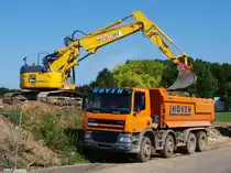 Ein DAF CF 85.430 wird am 06.08.2010 auf der Campusbaustelle der RWTH in Aachen von einem Komatsu PC 228US Lc beladen.