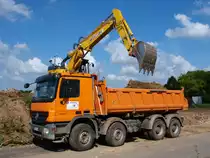 Hier wird ein Actros 4146 am 06.08.2010 auf der Campusbaustelle der RWTH in Aachen von einem Komatsu PC 228US Lc beladen.
