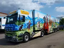 Actros mit K�hlkoffer-Sattel  Die Kreuzz�ge  der Spedition Schumacher aus W�rselen bei Aachen am 06.08.2010. Dieses Fahrzeug wird als Modell von der Firma Herpa im Ma�stab 1:87 angeboten.