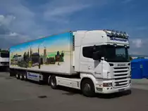 Scania R470 der Firma Schumacher am 06.08.2010 in W�rselen bei Aachen mit einem kunstvoll verzierten TK Auflieger mit Werbung f�r Aachen. Gibt es auch als Modell bei Herpa (1:87)