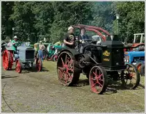 Der Rumley Oil Pull, BJ 1920 und der Mc Cormick Deering, BJ 1926 bei einer kleinen Rundfahrt �ber das Ausstellungsgel�nde beim Oldtimertreffen in Pr�m am 01.08.2010. Hierzu war noch richtige Muskelkraft n�tig.  