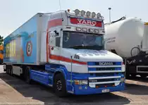 Scania T500 von Fa YARO (BE). Rot/weiss/blau und sp�ter grun!!