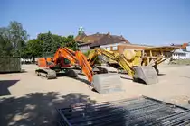 Diese zwei Bagger haben wohl in der Ahltener Stra�e in Lehrte in Dienst getan. werden wohl bald, am einen anderen Ort sein. Hiern wir bald ein Gesch�ftshaus und Supermark gebaut. Aufnahme von 07.08.10.