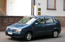 Nissan Almera Tino. Gesehen: Juli 2010.