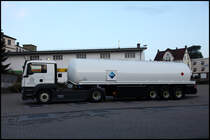 Frischer Treibstoff... MAN TGS 18.440 bringt Nachschub f�r eine Tankstelle in L�denscheid.