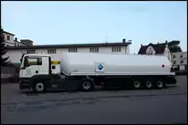 Frischer Treibstoff... MAN TGS 18.440 bringt Nachschub f�r eine Tankstelle in L�denscheid.