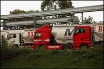 Im Fuhrpark von MillEx werden neben MAN TGX und TGA auch Actros&acute;e eingesetzt. Im Bild ein TGX 26.440 und ein Actros 1844(?).