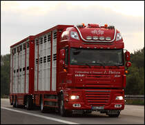 DAF XF105.510SCC  SuperSpaceCab  von J.THEISEN. Neben diesem DAF gibt es auch noch zwei SCANIA TOPLINE R620 im Fuhrpark. Vorher wurden MAN TGA 26.530 bzw. 18.530(?) eingesetzt. (08.08.2010)