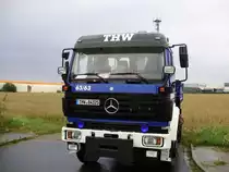 nochmal aufgenommen
den mercdes-benz sk kipper
vom thw helmstedt
diesmal von vorne