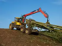 Schwere Forstmaschine im Einsatz. Der Welte 210 ist eine 6-R�dige R�cke und Kombimaschine von Welte mit Rahmenknicklenkung. Angetrieben wird das Fahrzeug von einem 6-Zylinder wassergek�hlten Deutz Turbo-Motor mit Ladeluftk�hler mit 7150 ccm Hubraum und 235 PS, max. Geschwindigkeit 40 km/h. Mit dem Kran werden die St�mme auf die Klemmbank gelegt und dann aus den Wald zur Strasse gezogen. Mit dem 6Radantrieb ist dies selbst in schwierigsten Gel�nde m�glich. Statt der Klemmbank kann auch ein Rungenkorb zum Transport kurzer St�mme montiert werden. Dieses Fahrzeug besitzt ausserdem noch  eine Doppeltrommelseilwinde mit 14 Tonnen Zugkraft um Baumst�mme aus unzug�nglichen Gel�nde zu bergen. Zu sehen war das ganze am 10.08.2010 in Aachen auf der Campusbaustelle Melaten, wo ein Wald dem Bauvorhaben der RWTH Aachen weichen mu�. 