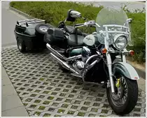 Suzuki Intruder aufgenommen auf einem gro�en Parkplatz am 04.08.2010