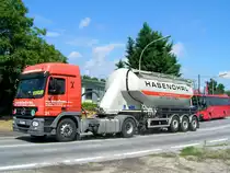 ACTROS1846 am Weg Richtung Zementwerk Mannersdorf;100809