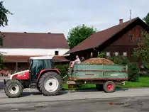 STEYR9094 zieht einen mit Hackschnitzel beladenen Anh�nger;100809