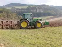 John Deere 6530 im Oktober 2009 bei Pflugarbeiten vor den Tuffsteinbr�chen von Weibern / Eifel. 