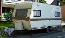 recht altes Modell eines Camping Wohnanh�ngers in Hochlar gesehen am 10/08/2010 ( kennt jemand den Hersteller ? )