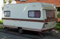 recht altes Modell eines Camping Wohnanh�ngers in Hochlar gesehen am 10/08/2010 ( kennt jemand den Hersteller ? )