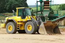 VOLVO-Bagger in der N�he von Volkach (Unterfranken) am 8.8.2010