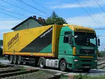 MAN von GARTNER quert einen Bahn�bergang der Ostbahn;100809