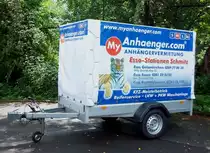 Der einachsige Pritschen Mietanh�nger ESSO Station Schmitz in Hochlar gesehen am 11/08/2010 