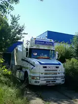 Scania 164L, ist zur Beladung r�ckw�rts an die Rampe gefahren,
dieser  Hauber -Typ wurde von 1995-2004 in Schweden gebaut,
Juli 2010
