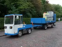 Es ist immer wieder ein skurriles Bild: die kleinen Elektroautos mit den riesigen Anh�ngern. Aufgenommen am 02.08.2010 auf Wangerooge.