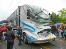 Street Parade Z�rich 2010  - Ein Colani als Zugmaschine f�r ein Lovemobil am 14.08.2010