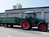 FENDT;Farmer-307Ci wartet mit einem Weizen beladenen Einachsh�nger bei einem Landesproduktenh�ndler auf die Entleerung;100810