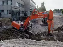 HITACHI_ZAXIS210 werkeln in Stereo in der Baugrube des neuen Bundesschulzentrum in Ried i.I.;100811