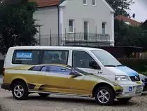 VW-T5 einer Fahrschule wartet geduldig auf die n�chste Ausfahrt;100814