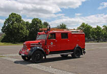 LF 8 Garant 30K mit eingeschobener Tragkraftspritze TS 8, Baujahr 1957 