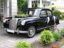 Mercedes Ponton, als Hochzeitwagen stand for einem Hotel in Bad Homburg, Juli 2010.