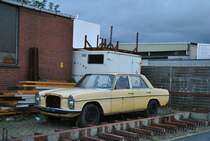 Dieser alte Mercedes hat schon bessere Tage gehabt. Gesehen am 16.08.2010 in Lehrte.