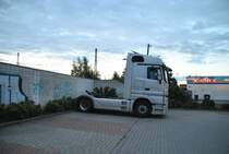 Mercedes Actros 1844-Zugmaschine von der Seite, am 16.08.2010