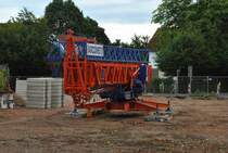 Jetzt kann der Neubau eines in der Ahltener Strae/Lehtrte Geshftshaus beginnen. Seitdem 16.08.2010 seht ein Kran da.