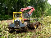 Welte 210 Rcke und Kombimaschine mit Rungenkorb whlt sich durch das Gelnde. Gesehen am 16.08.2010 an der Baustelle Campus Melaten der RWTH Aachen.