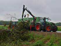 Fendt 933 Vario mit 330 PS mit einem Jenz HEM581 Holzhchsler. Der Hchsler kann Hartholz bis 42 cm und Weichholz bis 56 cm Durchmesser verarbeiten und blst die Schnitzel direkt in einen neben ihn stehenden Anhnger. Gesehen am 17.08.2010 an der Baustelle Campus Melaten der RWTH Aachen.