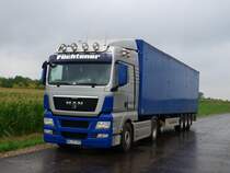 Ein MAN TGX 18.440 mit einem 90 m3 Auflieger wartet auf seine beladung mit Holzschnitzel. Gesehen am 17.08.2010 an der Baustelle Campus Melaten der RWTH Aachen.