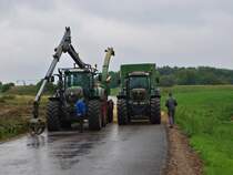 Links ein Fendt 933 Vario mit 330 PS mit einem Jenz HEM581 Holzhchsler. Rechts ein Fendt 930 mit einem 80 m3 Anhnger um die Holzschnitzel zu entsorgen. Gesehen am 17.08.2010 an der Baustelle Campus Melaten der RWTH Aachen.