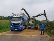 Hier wird ein MAN TGX 18.440 mit einem 90 m3 Auflieger von einem Fendt 933 Vario mit 330 PS mit einem Jenz HEM581 Holzhchsler mit Holzschnitzel beladen. Gesehen am 17.08.2010 an der Baustelle Campus Melaten der RWTH Aachen.