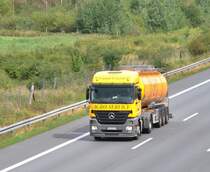 Mercedes Actros Tanksattelzug, auf der A2 bei Lehrte am 16.08.2010.