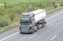Scania Tanksattelzug, auf der A2 bei Lehrte, am 16.08.2010
