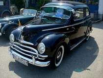 Ford TaunusG73A de Luxe,
von diesem  Buckeltaunus   sind nur noch 7 Stck registriert,
Baujahr 1951, 1172ccm, 34PS, 105Km/h,
Oldtimertreffen Gundelfingen/Brsg., Juni 2010