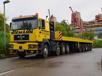 MAN 41.643 mit 5achser Auflieger am 18.08.2010 an der Grobaustelle am Aachener Klinikum. Hier wird ein 15m hoher freitragender Hubschrauberlandeplatz fr zwei Hubschrauber vor dem Klinikum gebaut der ein bisschen an Raumschiff Enterprise erinnert. In Aachen wird er  die Hand Gottes  genannt.