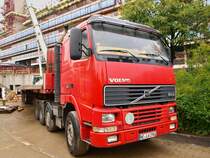 Volvo FH16 520 mit 4achsen am 18.08.2010 an der Grobaustelle am Aachener Klinikum. Hier wird ein 15m hoher freitragender Hubschrauberlandeplatz fr zwei Hubschrauber vor dem Klinikum gebaut der ein bisschen an Raumschiff Enterprise erinnert. In Aachen wird er  die Hand Gottes  genannt.