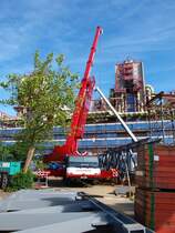 Liebherr Autokran der Firma am 19.08.2010 an der Grobaustelle am Aachener Klinikum. Hier wird ein 15m hoher freitragender Hubschrauberlandeplatz fr zwei Hubschrauber vor dem Klinikum gebaut der ein bisschen an Raumschiff Enterprise erinnert. In Aachen wird er  die Hand Gottes  genannt.