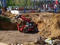 Manitou Teleskoplader am 19.08.2010 an der Grobaustelle am Aachener Klinikum. Hier wird ein 15m hoher freitragender Hubschrauberlandeplatz fr zwei Hubschrauber vor dem Klinikum gebaut der ein bisschen an Raumschiff Enterprise erinnert. In Aachen wird er  die Hand Gottes  genannt.