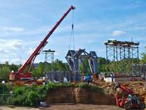 Terex Autokran der Firma Colonia am 19.08.2010 an der Grobaustelle am Aachener Klinikum. Rechts unten im Bild ist noch ein Manitou Teleskoplader zu sehen. Hier wird ein 15m hoher freitragender Hubschrauberlandeplatz fr zwei Hubschrauber vor dem Klinikum gebaut der ein bisschen an Raumschiff Enterprise erinnert. In Aachen wird er  die Hand Gottes  genannt.