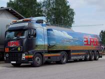 VOLVO-Tanksattel von EUROL saugt sich Treibstoff aus einem Kesselwaggon;100819