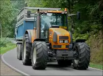 Dieser Renault Traktor mit Tandemachsenanh�nger fuhr am 13.08.2010 mit hoher Geschwindigkeit an mir vorbei. 